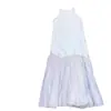 En producción: Vestido recto de capa sin mangas con tela de malla sintética y top de tirantes blanco, elegante diseño estilo francés