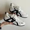 Tênis de treino alemães retrô com bico redondo e listras vermelhas para mulheres, sapatos casuais de sola macia, versáteis para o dia a dia, tênis casuais de corte baixo com sola plana