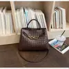 2026 Nova Bolsa de Palha Tecida Feita à Mão com Fivela de Metal Bolsa de Mão com Toque de Luxo Bolsa Transversal de Ombro para o Dia a Dia Bolsa de Axila