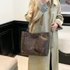 Bolsa de mano texturizada de alta gama al por mayor para mujer, nueva colección Otoño 2025, bolsa de hombro de gran capacidad, bolsa de axila moderna para suegra