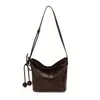 Bolsas lisas populares deste ano para mulheres 2026 nova bolsa transversal estilosa retrô versátil bolsa de ombro único com toque de luxo bolsa tipo balde