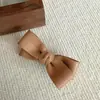 Pinza para el pelo con lazo texturizado de PU en color café suave, pinza de cocodrilo, pinza media, pinza trasera, pinza lateral, elegante accesorio para el pelo