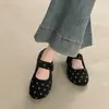 Sapatilhas estilo coreano com bico fino e forro de pelo para mulheres, coleção outono 2026, sapatos Mary Jane de sola reta com bolinhas, fofos e modernos para jovens mulheres