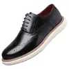Sapatos Masculinos Casuais de Couro Brogue Britânico Esculpido Versáteis para Negócios Solado Macio Solado Grosso Cadarço Sapatos Individuais Sapatos Masculinos Transfronteiriços Modernos