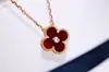 El collar de trébol de cuatro hojas de oro V de alta gama, chapado en oro de 18 quilates, es una cadena para la clavícula con colgantes de calcedonia rojo rosado, ágata y concha blanca.