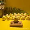 Adorno de tallado en madera de pollito de dibujos animados, colgante de regalo pequeño, tallado a mano, simulación transfronteriza, manualidad creativa de animalitos pequeños