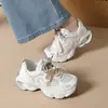 Zapatos nuevos estilo coreano para papá para mujer, zapatillas deportivas para correr de estudiante otoño 2026, zapatos casuales con suelas gruesas para aumento de altura y actividades de ocio