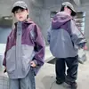 Chaqueta con Capucha de Bloques de Color para Niños Estilo Primavera/Otoño 2026 Nuevo Estilo Mediana a Grande Niños Holgada Resistente al Viento Moderna Versátil Otoño/Invierno