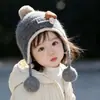 Bonito Sombrero de Doble Bola para Bebé Otoño e Invierno Cálido Grueso Tejido con Protección para Orejas para Niños y Niñas Sombrero de Lana a Prueba de Viento Moderno