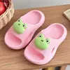 Nuevas pantuflas de EVA para niños para uso en casa en verano, pantuflas interiores suaves para bebé, para baño y baño, antideslizantes para niños y niñas, venta al por mayor
