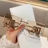 Novos Óculos de Sol de Metal Fashion Sem Aro Borda Cortada Armação Grande Perna Curva Letra Oca para Mulheres Estilo Coreano Tendência Estilo de Rua