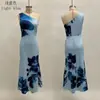 2026 Novo Estilo Europeu e Americano Marca Independente Vestido Longo Azul Estampado de Um Ombro Temperamento Elegante Vestido de Gala