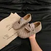 Zapatos de vestir individuales frescos y naturales estilo bosque, una tendencia candente de 2024 en calzado casual para mujer, que ofrece una sensación limpia y aireada