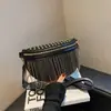 Riñonera Punk de Industria Pesada con Remaches y Borlas para Mujer 2026 Otoño/Invierno Nuevo Estilo Coreano Correa Ancha Texturizada Bolso Cruzado de Hombro