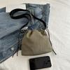Bolso Cubo de Moda con Cinturón de Cuero y Bola de Pelo para Mujer 2024 Nuevo Verano Casual Estilo Coreano Versátil Bolso de Hombro Cruzado Simple