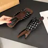 Chanclas de cuña retro de punta abierta para mujer, versátiles para uso en exteriores, nuevas sandalias de playa estilo vacacional de verano 2026, modernas