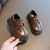 Sapatos de couro para meninas 2026 novo modelo primavera e outono, sapatos de performance pretos para meninos pequenos, sapatos de performance para meninas com solas macias