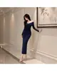 Conjunto de dos piezas: top elegante de manga larga sin hombros y falda midi ajustada a la cadera, traje de vestido de lujo suave y ligero a rayas ajustado