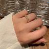 Anillo de Diamante Rai Semicírculo Ovalado Destello Súper Sentido de Lujo Ligero Retro Gama Alta Moda Nueva Anillo de Dedo Distintivo Apilado para el Trabajo