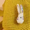 Broche de tela hecho a mano con cabeza de conejo de orejas largas, adecuado como accesorio multifuncional para ropa, pantalones, bolsos, bufandas, sombreros y mochilas.