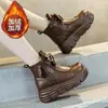 Botas Martin femininas de couro macio com forro de fleece, botas curtas, novo estilo outono/inverno 2026, sapatos de sola grossa que aumentam a altura para mulheres baixinhas, botas de cano alto de algodão