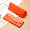 Estuche plegable triangular de cuero multicolor antipresión para gafas, elegante bolsa para gafas con forro de terciopelo PU, personalizable con impresión de logotipo