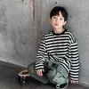Camiseta de Manga Comprida Infantil para Meninos 2026 Outono Nova Estilo Coreano Média a Grande Moda Infantil Top Listrado Color Block Outono