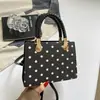 Bolso de lunares de alta gama, moderno y de nicho para mujer, nuevo bolso cruzado versátil de moda 2026, bolso de mano cuadrado pequeño exquisito