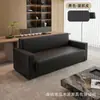 Sofá preto minimalista de couro de três lugares, adequado tanto para uso na sala de estar quanto para relaxamento, com braços largos e confortáveis e estofamento de alta resiliência.