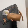 Bolsa de almofada tecida de alta qualidade, bolsa pequena de nicho da moda para mulheres, nova bolsa transversal de moda 2026 para o dia a dia
