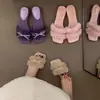 Pantuflas planas de punta abierta con lazo para mujer, elegancia discreta, pantuflas peludas 2026, nuevo estilo de felpa, punta cuadrada, moda de una tira