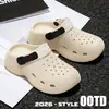 Tamancos Masculinos 2026 Novo Verão Outdoor Sola Grossa Antiderrapante Esportivos Sapatos de Praia com Toque Macio, Uso Duplo Bico Fechado Meio Chinelos