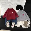 Ropa de punto gruesa para bebé de otoño e invierno, nueva, estilo rojo para bebé, bordado de corazón, ropa versátil, ropa de invierno