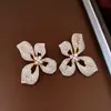 Pendientes de plata chapados en oro real con diamantes brillantes, diseño de mariposa y flor, pendientes de estilo socialité exagerado, sensación de lujo ligero y alta gama