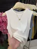 Regata canelada de algodão com gola redonda e sem mangas, estilo minimalista para mulheres, estilosa, rejuvenescedora, versátil, elegante, modeladora, adequada para usar por cima ou como camada, top da moda