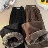 Pantalones gruesos de forro polar estilo americano para hombre, pantalones de chándal de otoño e invierno, pantalones de algodón, de pierna recta, de pierna ancha, pantalones largos casuales de pana