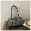 Bolsa Tote Fashion Transfronteiriça com Tachas Feminina 2026 Nova Bolsa de Ombro Retrô Bolsa de Mão de Grande Capacidade Bolsa de Ombro Cruzado