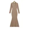 2532-Vestido Longo Sexy de Manga Comprida Estilo Europeu e Americano para Mulheres 2025 Novo Estilo Decote V Cintura Marcada Ajustado ao Corpo Que Valoriza o Quadril