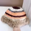 Sombrero de Pescador Rayado de Patchwork de Felpa de Diseñador para Mujer Otoño e Invierno Combinación Perfecta que Favorece el Rostro Pequeño Cálido Protección para los Oídos Sombrero de Punto de Moda