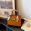Bolsa de Mão Decorada com Lenço de Seda de Design Exclusivo, Sensação de Luxo, Bolsa Kelly de Ombro Único Transversal, Versátil para o Dia a Dia, Bolsa Elegante