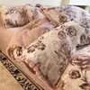 Juego de ropa de cama de cuatro piezas de terciopelo de leche de invierno con diseño de pompón, que incluye una funda de edredón gruesa de forro polar de coral bordada y una sábana bajera.