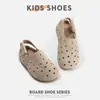 Sandálias Infantis Primavera e Verão Novo Estilo Moda Feminina Sapatos com Furos Sapatos Vazados Birkenstock Sapatos de Praia Antiderrapantes com Solado Macio para Meninas
