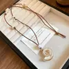 Collar de cordón de cuero con perla cuadrada de acrílico, estilo vintage y artístico, cadena para suéter, diseño único, joyería de lujo ligera, venta al por mayor