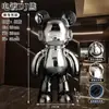 1 m Grande Ornamento de Chão Galvanizado Mochila de DJ Urso com Áudio Bluetooth ao Lado do Gabinete de TV da Sala Decoração de Villa