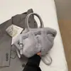 Bolsas Bolsa Transversal Feminina Nova Bolsa Recheada Portátil Bolsa de Balde Plissada Casual Grande Capacidade Ombro Único Axila Bolsa Peluda
