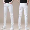 Jeans italianos de alta gama en color gris ahumado para hombre, nuevo estilo otoño 2026, pantalones casuales elásticos de corte slim, modernos