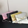 Bolso de mano de moda europeo y americano, nuevo estilo versátil de hombro y cruzado para chicas a la moda, bolso de sobre de cadena vintage de alta gama para la noche