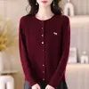 Elegante abrigo de otoño para mamás, nueva colección 2026, suéter de moda para otoño e invierno, cárdigan de punto adelgazante y rejuvenecedor para mujer