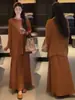 Impresionante atuendo estilo coreano: conjunto completo de dos piezas de punto color camel con top de manga murciélago blanco y falda