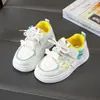 Zapatillas blancas de dibujos animados lindas para niñas, nuevo modelo primavera y otoño 2026, zapatos casuales para niños mayores, zapatillas de niña